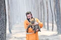 Pompierul veteran Simon Adamczyk  salvează un koala  din pădurea  cuprinsă  de flăcări jpeg