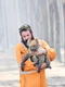 Pompierul veteran Simon Adamczyk  salvează un koala  din pădurea  cuprinsă  de flăcări jpeg