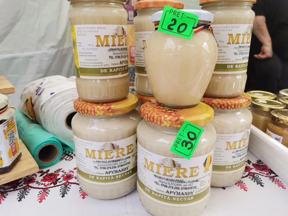 borcane_cu_miere_asezate_pe_raft_pentruu_comercializare1_foto_alina_mitran
