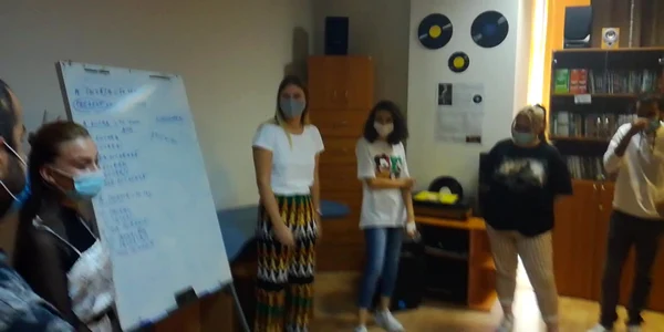 Voluntari străini implicaţi într-un proiect legat de romi, la Vâlcea - VOSIEM, învăţând prin metode amuzante limba română