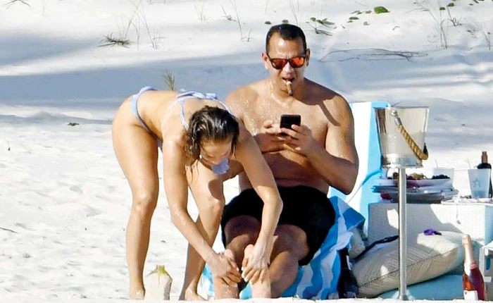 Jennifer Lopez şi logodnicul au fost surprinşi la plajă în BahamasFoto: Profimedia