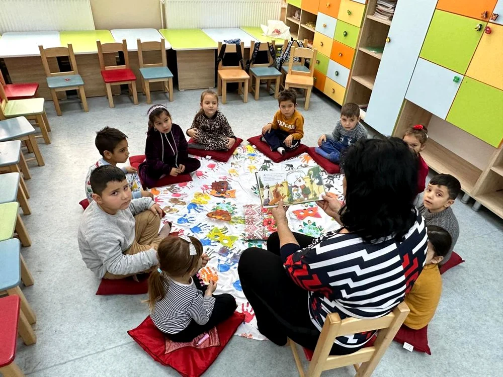 Copiilor de la grădiniță și clasa pregătitoare li se citește FOTO: arhiva Lăcrămioara Cule