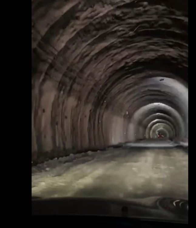 Prima traversare cu mașina prin Tunelul Robești. FOTO: Captură Video 