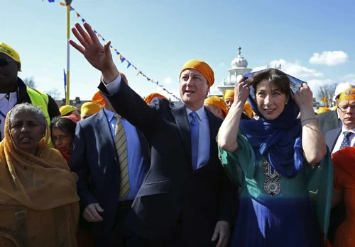  Cuplul Cameron a vizitat un templu sikh din Kent