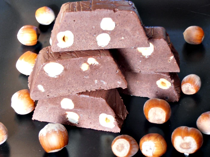 Ciocolată de casă cu alune de pădure