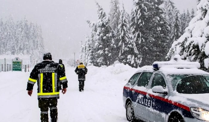 Doi români, reținuți după ce au fost surprinși cărând un seif furat pe o pârtie de schi în Austria