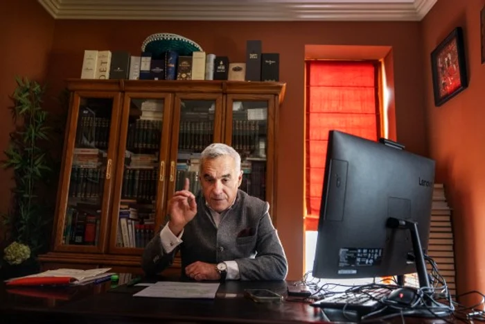 Călin Georgescu în fața reporterilor după ce a câștigat primul tur Foto The Times