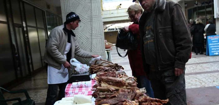 Comercianţii le oferă cumpărătorilor interesaţi sortimente variate de produse din carne