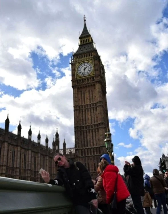 Andreea Cristea - ultima poză pe Westminsfer Bridge la Londra înainte de atacul care a aruncat-o în Tamisa Sursa BBC