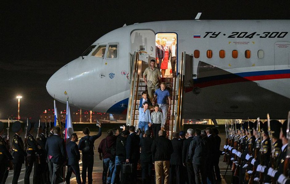 Ca în filme: Copiii spionilor ruși predați în schimbul de prizonieri nu știau ce origini au. „Putin i-a salutat în spaniolă. A spus: buenas noches”