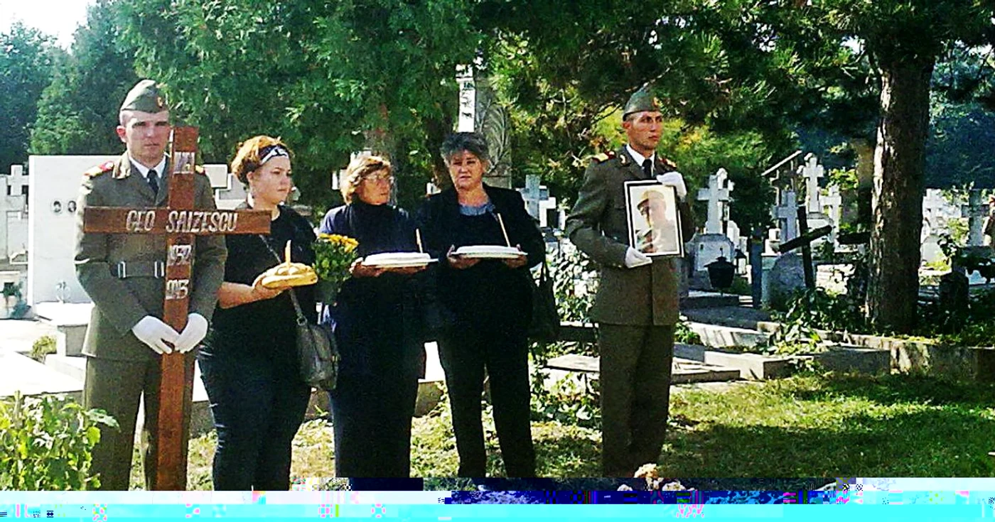 Regizorul Geo Saizescu a fost înmormântat cu salve de puşcă. El a fost decorat, în 2002, cu Ordinul Naţional "Serviciul Credincios" în grad Cavaler. FOTO: Cristian Delcea