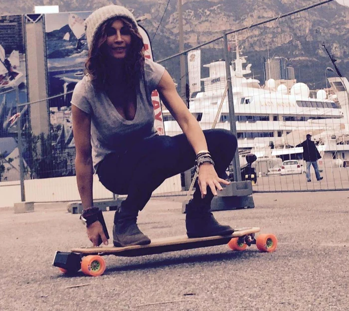 Mihaela se bucură mai rău ca un copil de noua achiziţie