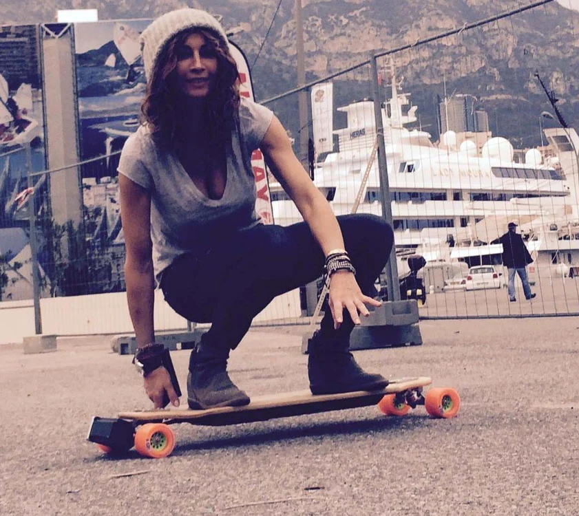 Mihaela se bucură mai rău ca un copil de noua achiziţie