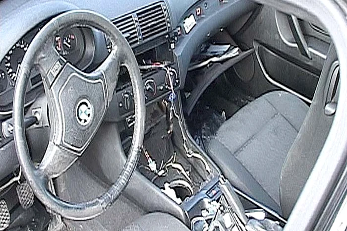 Aşa arăta maşina tânărului, când a găsit-o la “dezmembrări auto”