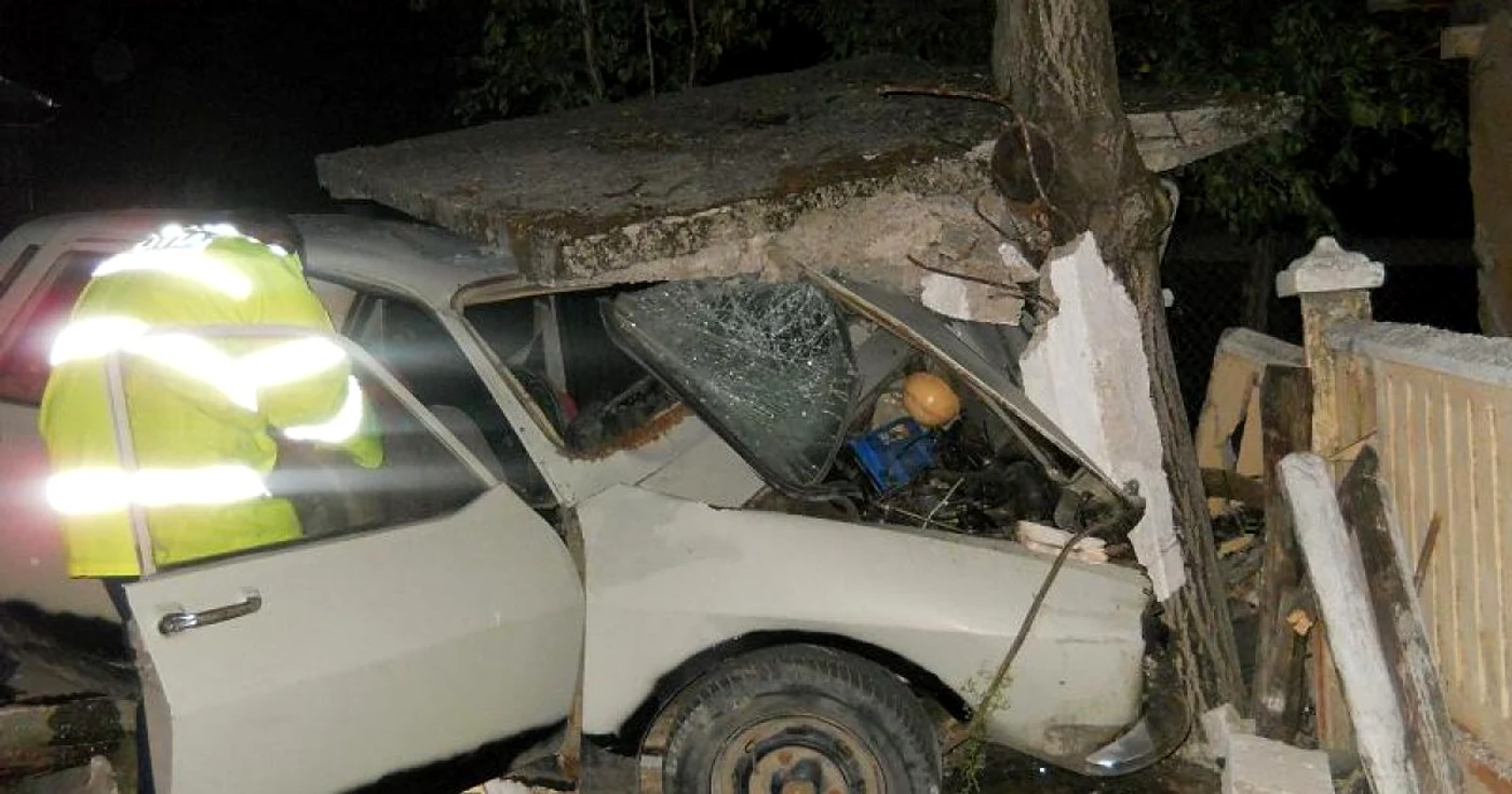Maşina s-a oprit în gard (foto arhivă)