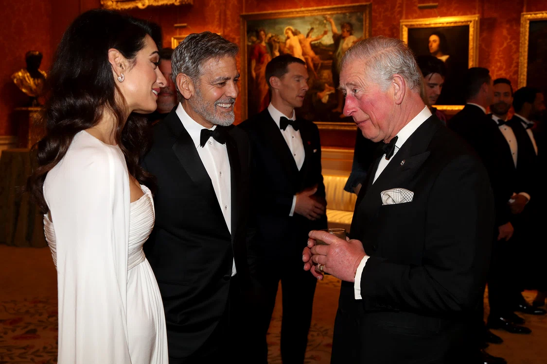 Amal Clooney şi George, discutând cu prinţul Charles 