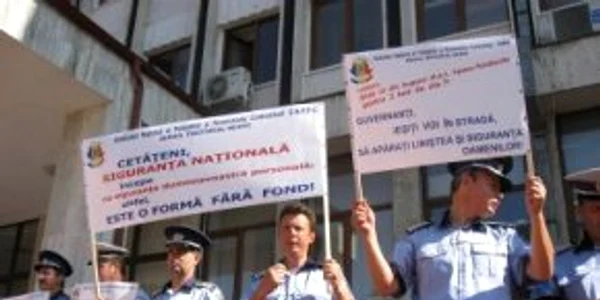 Poliţiştii cer să fie plătiţi pentru paza secţiilor de votare