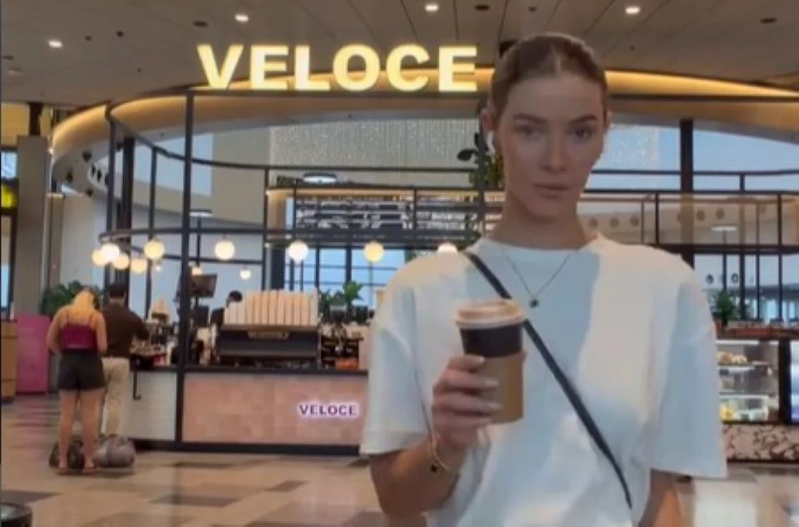 Cât a plătit tânăra pe o cafea dintr-un aeroport / foto: Instagram