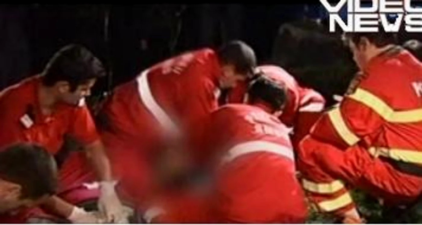 
    Pescarul pe care încerca să-l salveze a reuşit, în schimb, să iasă singur din apă.  