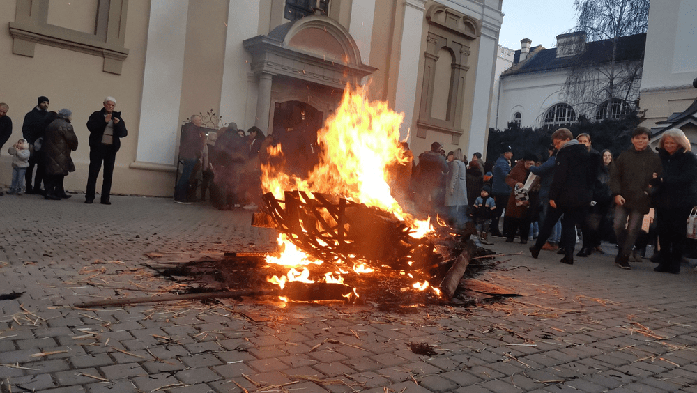 Sârbii din Timişoara au aprins „badnjakul”. Începe Crăciunul după calendarul vechi VIDEO