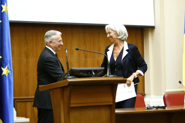 Directorul general al FMI, Christine Lagarde (dreapta), a cerut României să participe la fondul pentru ţările sărace, iar guvernatorul BNR Mugur Isărescu (stânga) se ocupă de îndeplinirea acestei solicitări