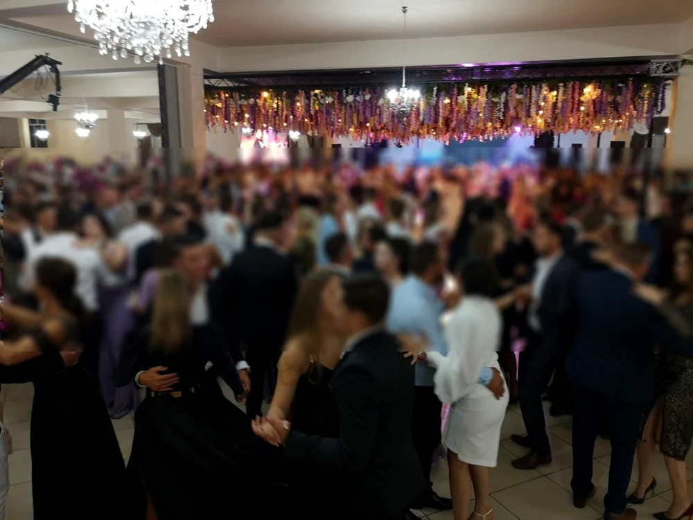 Aproximativ 1.700 de nuntaşi s-au înghesuit să petreacă într-o localitate în care numărul cazurilor de COVID-19 creşte de la o zi la alta. FOTO PresaSM