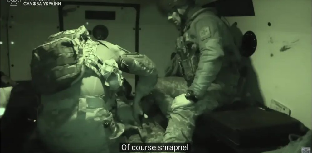 Înregistrare video intensă din Bahmut. Ucrainenii salvează un soldat rănit și îi tratează rana provocată de șrapnel  VIDEO 