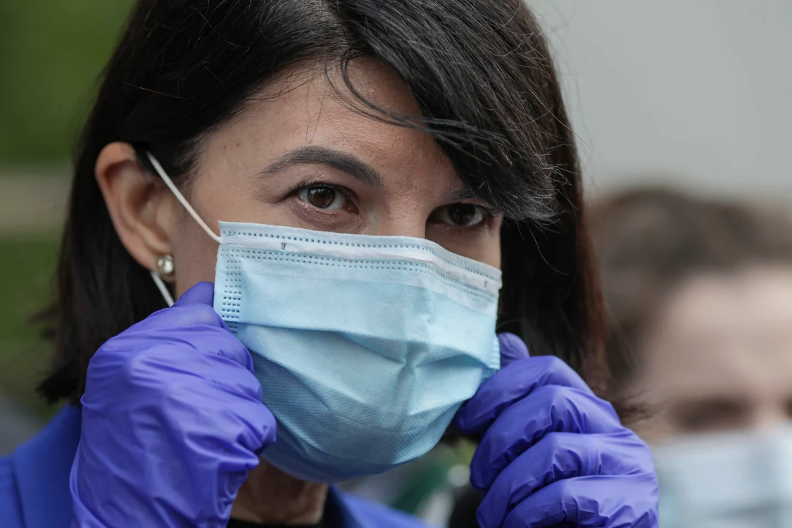 
    Ministrul Muncii, Violeta Alexandru, spune că sporurile care nu se justifică nu vor mai fi acordate bugetarilor  