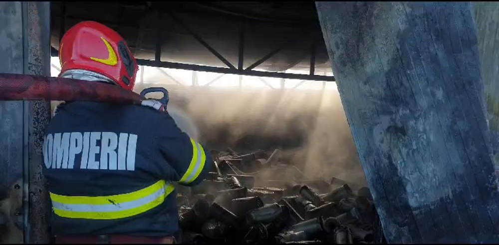 Un incendiu a distrus o hală din județul Galați. Focul a izbucnit din cauza jarului căzut din sobă VIDEO