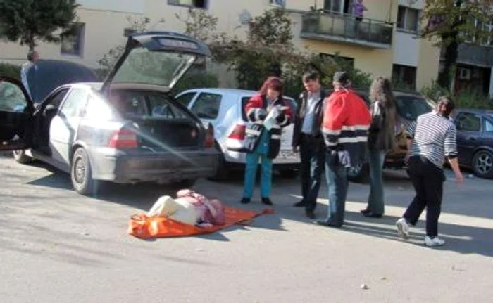 Soţia craioveanului decedat a fost întinsă jos, pentru consultaţii.