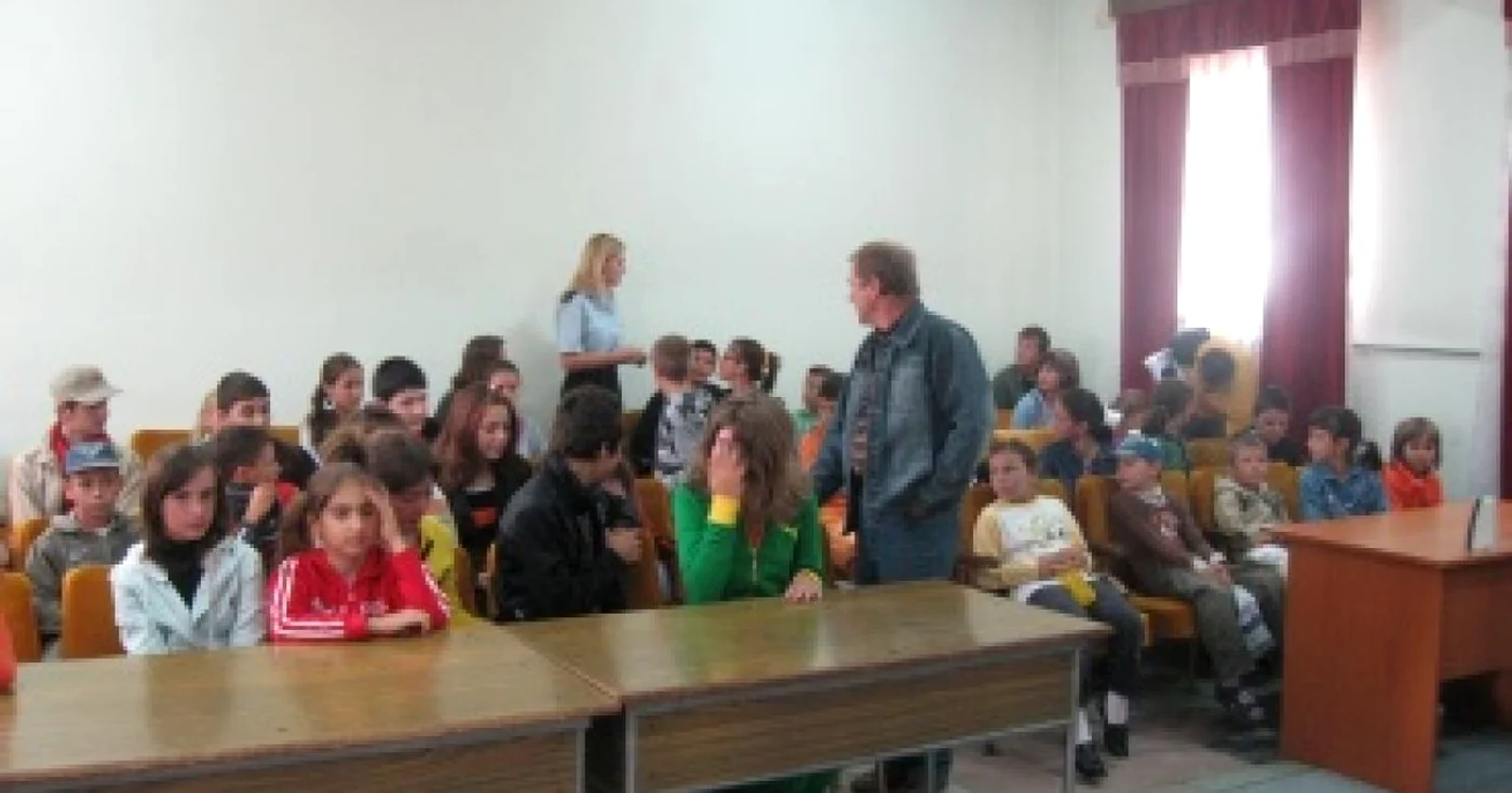 Bacău: Jandarmii țin lecții elevilor