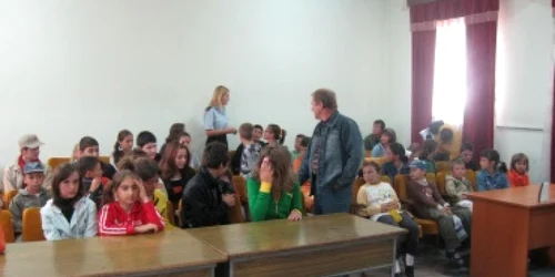 Bacău: Jandarmii țin lecții elevilor