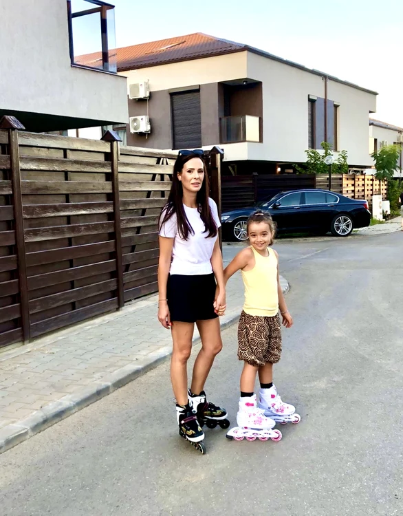 Iese la plimbare cu rolele alături de fetița ei, Renata