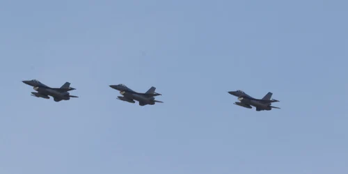 Un nou lot de trei aeronave F 16 Fighting Falcon a sosit la Câmpia Turzii D FOTO MAPN 3 jpg