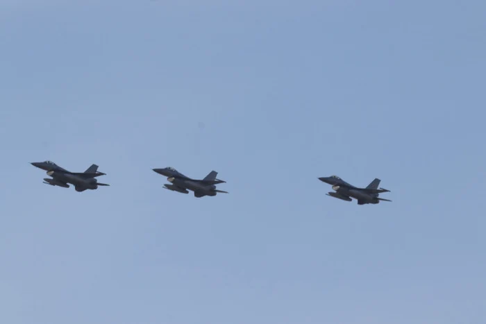Un nou lot de trei aeronave F-16 Fighting Falcon a sosit la Câmpia Turzii. FOTO MApN