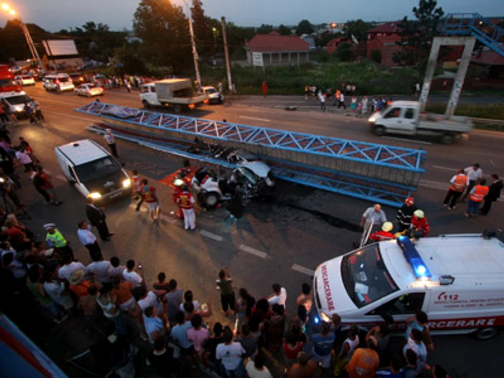 
    Pasarela de pe DN1, de la Tâncăbești, a căzut chiar peste mașina care trecea pe sub ea  