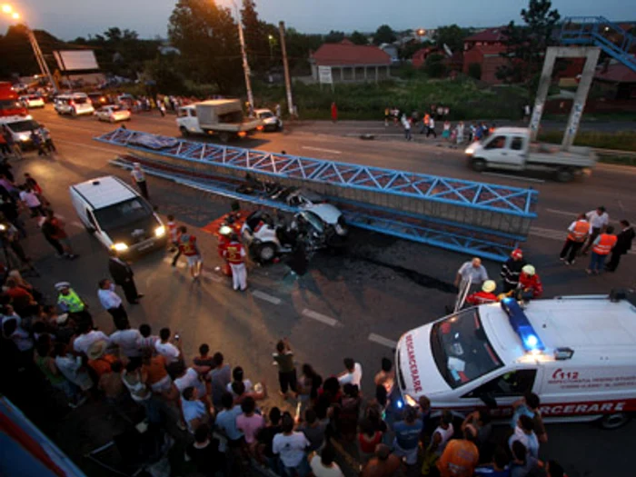 
    Pasarela de pe DN1, de la Tâncăbești, a căzut chiar peste mașina care trecea pe sub ea  
