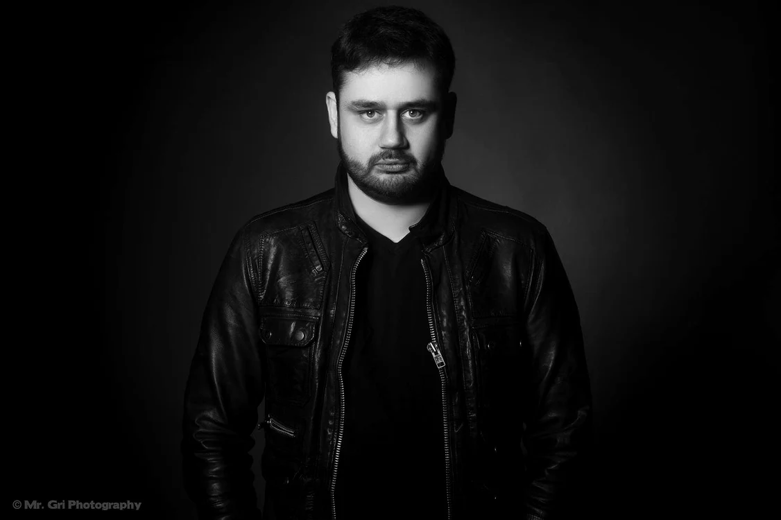 
    Bogdan Nicolai e scenarist la Vocea României  
