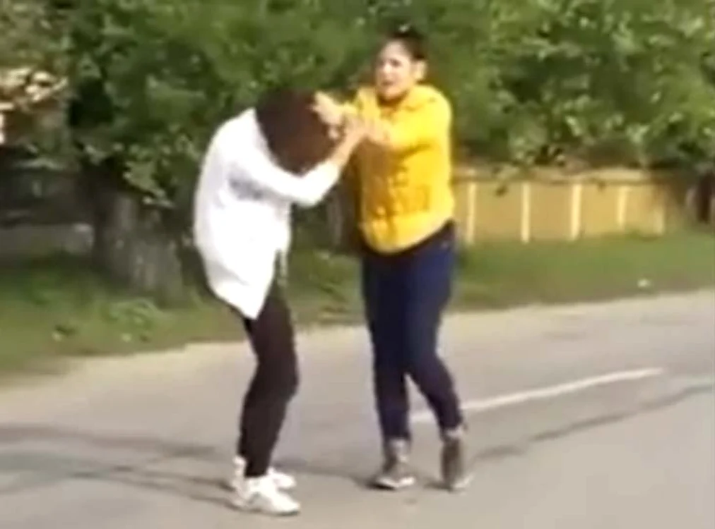 
    Cele două tinere s-au luat la bătaie, spre amuzamentul celor din jur foto: captură video  
