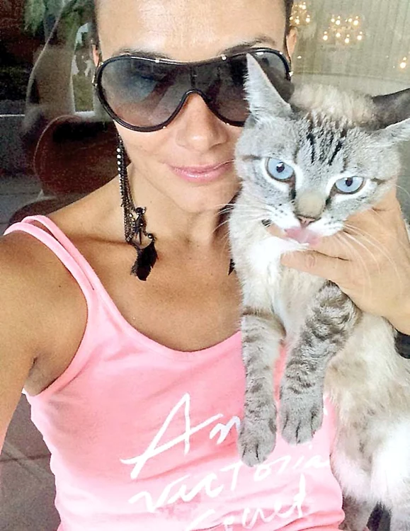 Fotomodelul Zaneta Hucikova, de 34 de ani, a atacat echipajul fiindcă i-a dus pisica la toaletă