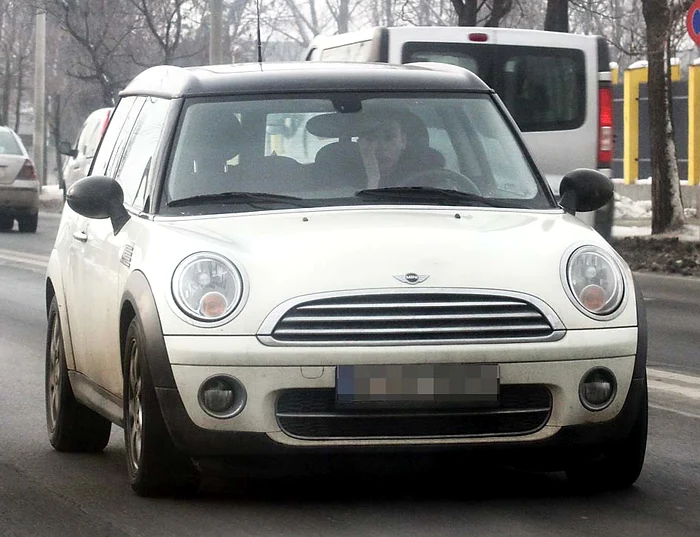 Solista și-a șters câteva lacrimi în oglinda retrovizoare