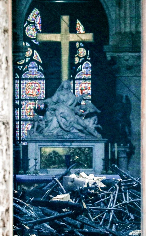 Crucea din altarul Notre Dame e înconjurată de lemn ars