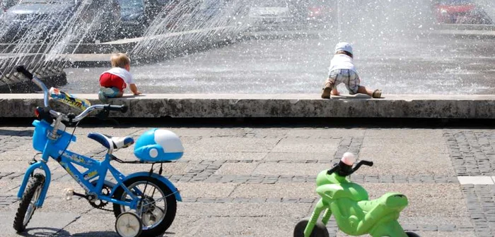 În centrul Capitalei, copiii se răcoresc în preajma fântânilor arteziene FOTO Mediafax