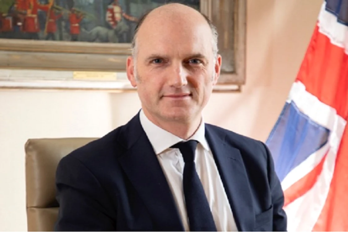 Leo Docherty. Foto: https://www.gov.uk/