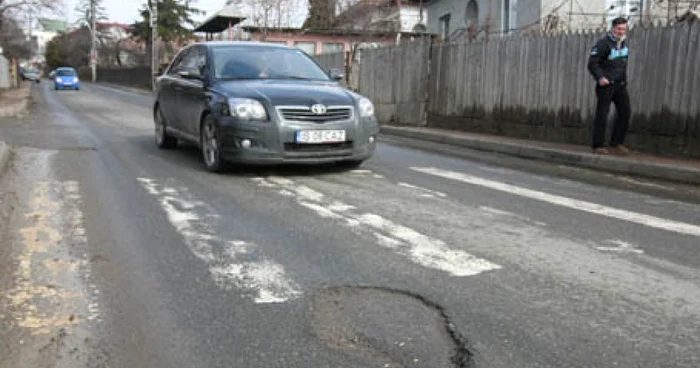 Deşi a fost reabilitat recent, drumul către Aeroport este deja găurit pe strada Moara de Vânt