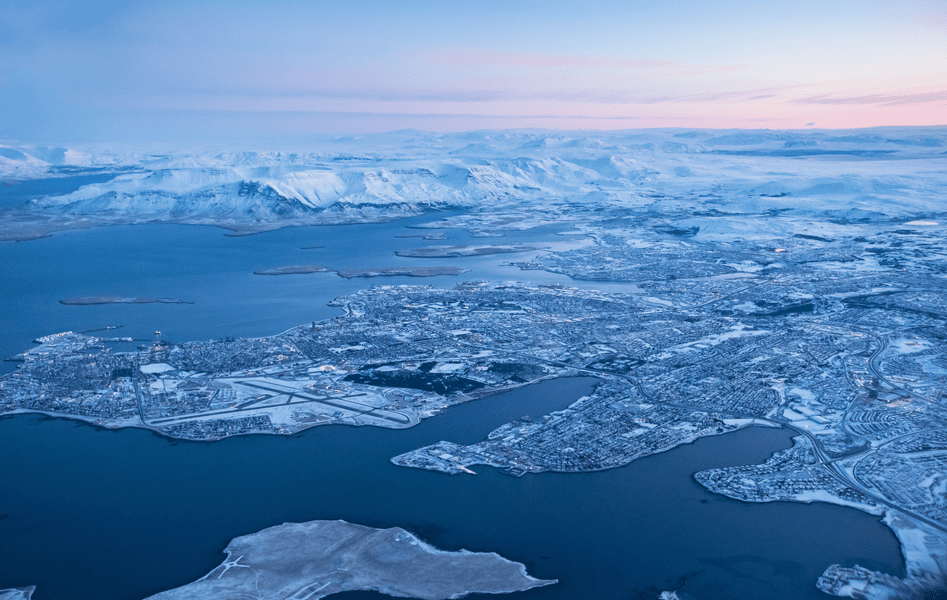 Principalul aeroport al Islandei, blocat din cauza unei furtuni de zăpadă. Sute de pasageri așteaptă în terminalul de la Keflavik