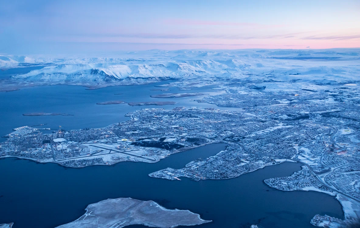 Panoramă a Aeroportului Keflavik din Islanda, iarna