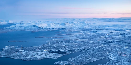 Aeroportul Keflavik din Islanda vazut din avion, iarna shutterstock 784685953 jpg