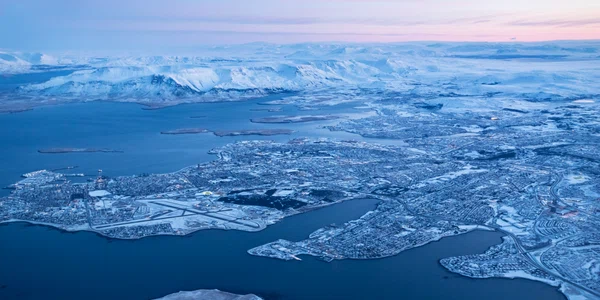 Aeroportul Keflavik din Islanda vazut din avion, iarna shutterstock 784685953 jpg