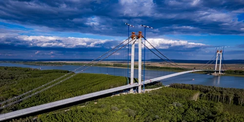 Podul suspendat peste Dunăre, de la Brăila FOTO: Radu Aramă 